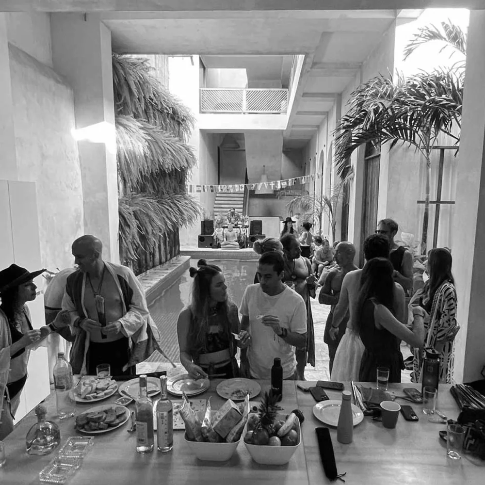 Un encuentro en comunidad alrededor de la mesa
